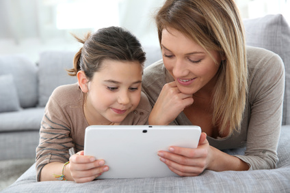 Madre e hija navegando por internet a través de una tablet