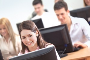 Alumnos estudiando ciberseguridad con ordenador