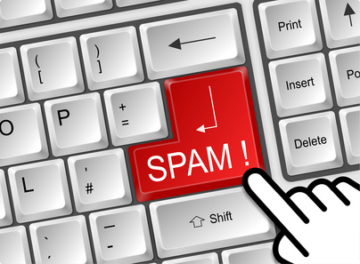 ¿Qué considera la LSSI-CE como spam en el envío de comunicaciones por vía electrónica a los clientes de una empresa?